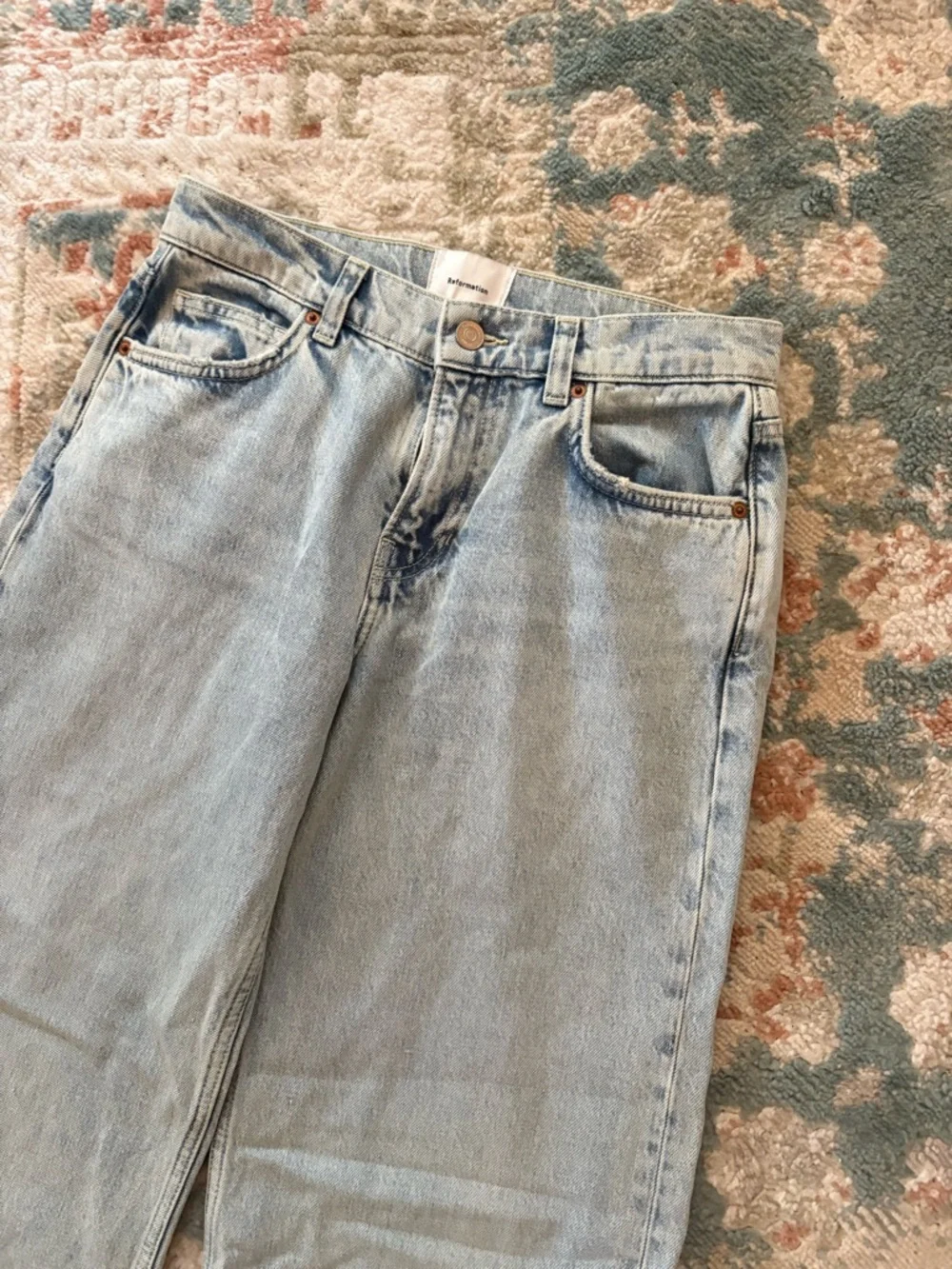 Reformation Cary Slouchy Low-Rise Wide-Leg Jeans - Picture 4 of 7